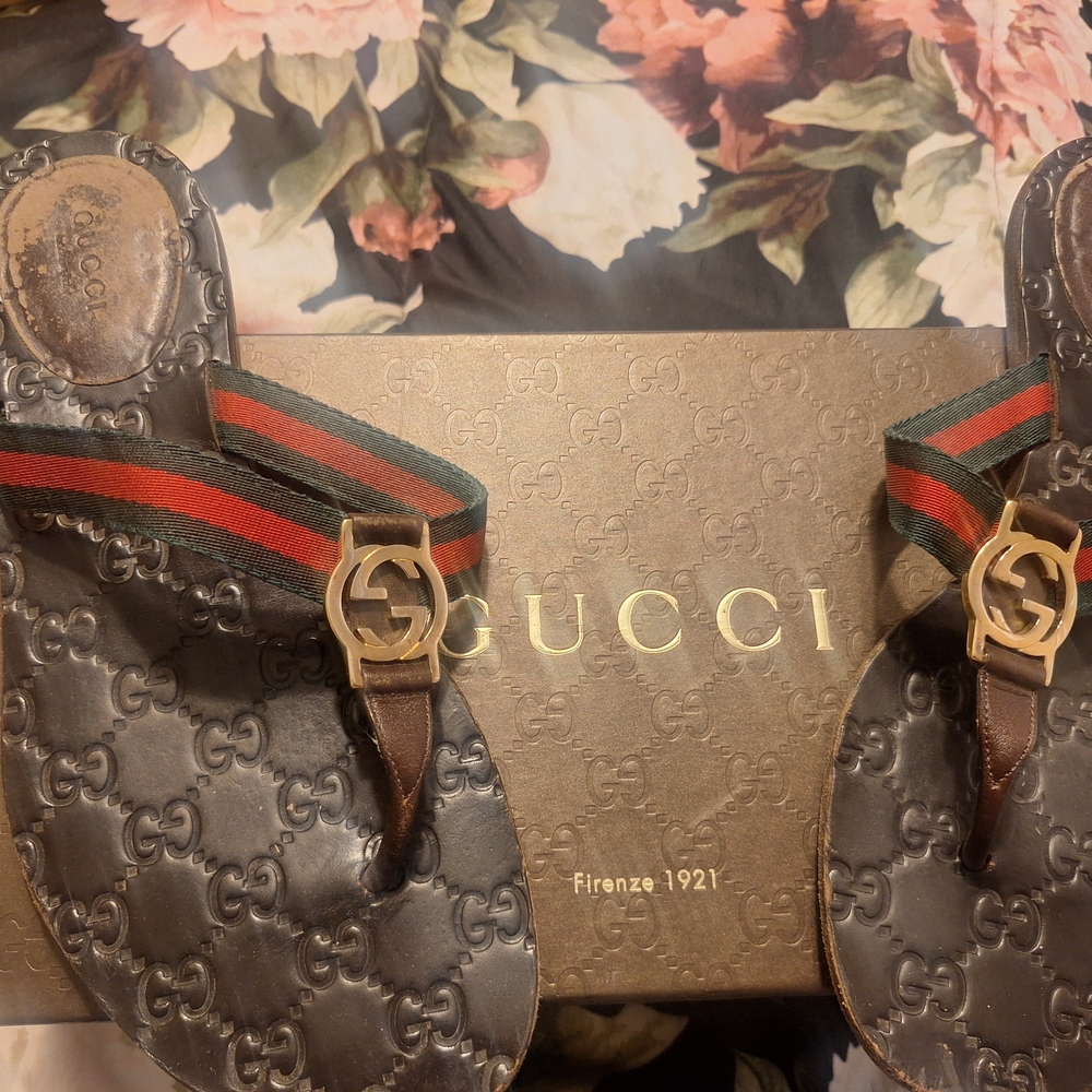 Authentic Gucci Flips - Picture 2 of 3